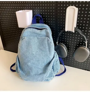 Mochila pequeña de mezclilla lavada vintage para mujer mostrada en una escena de estilo de vida.