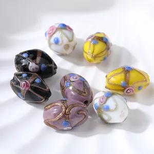 Cuentas de vidrio lampwork hechas a mano con flores vintage y líneas doradas para el DIY
