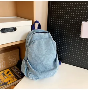 Mochila retro pequeña de mezclilla lavada azul claro para niñas en un acogedor entorno de estilo