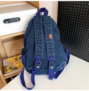 Vista posterior de una pequeña mochila vintage de mezclilla lavada para mujer