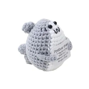 Muñeco de tiburón de ganchillo hecho a mano con tarjeta motivadora para regalo alegre