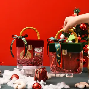 Detalle de cajas de regalo de Navidad con tapas de terciopelo y asas de bambú.