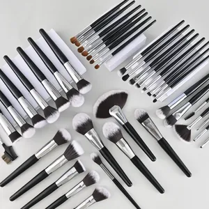 Professionele 40-delige make-up borstelset met zwarte handvaten en zilveren kap