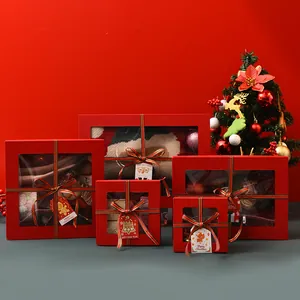 Set de cinco cajas de regalo de Navidad rojas con ventanas transparentes y cintas a rayas