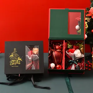 Elegantes cajas de regalo de Navidad con ventana, manzana festiva y decoración floral
