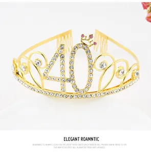 Gros plan d'un élégant diadème d'anniversaire doré numéro 40 avec des strass étincelants.