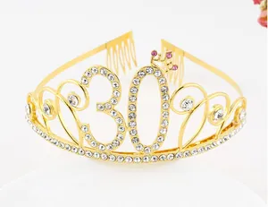 Vue détaillée du diadème doré pour 30ème anniversaire avec strass et peignes