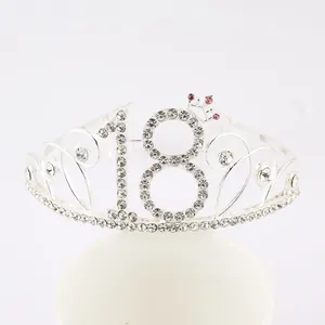 Détail d'un diadème argenté pour 18e anniversaire avec strass sur un support
