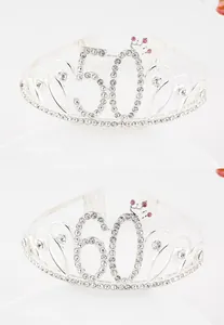 Détail de couronnes d'anniversaire argentées avec numéros 50 et 60 en strass
