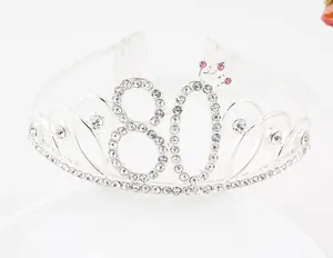 Détail du diadème argenté pour le 80e anniversaire avec strass brillants et roses