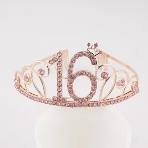Détail rapproché d'un diadème d'anniversaire Sweet 16 en or rose avec des strass