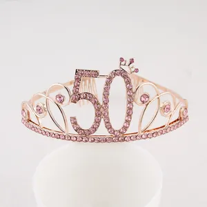Vue détaillée d'un diadème du 50e anniversaire avec des strass roses et de l'or rose