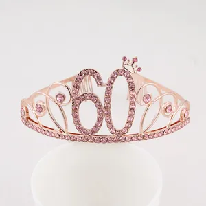 Vue détaillée du diadème rose doré pour 60ème anniversaire avec des strass roses.