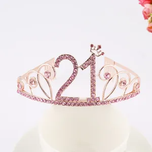 Gros plan d'un serre-tête couronne d'anniversaire 21 ans rose avec strass brillants