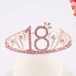 Zoom sur un diadème du 18e anniversaire en or rose avec des strass roses brillants.