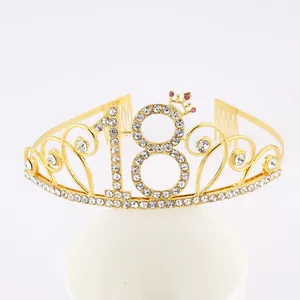 Gros plan d'un diadème de 18e anniversaire en strass doré avec des paillettes.