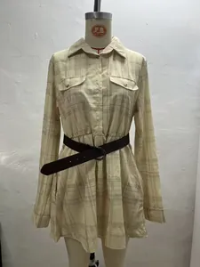Vintage-Hemdkleid mit Karomuster, langen Ärmeln und Gürtel auf einer Schaufensterpuppe.