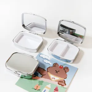 Intérieur des piluliers métalliques portables avec miroirs et compartiments.