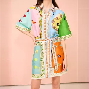 Elegante vestido camisero de manga corta con estampado de cartas y estilo barroco