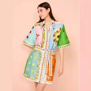 Detalle de vestido camisero con estampado de cartas de colores y cinturón