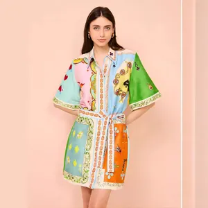Elegante vestido camisero de lino con estampado de cartas de colores y cinturón ajustable