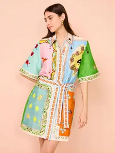 Vista detallada de vestido camisero de lino para mujer con estampados de cartas