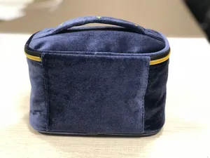 Nahaufnahme einer dunkelblauen Samt-Kosmetiktasche mit goldener Sternstickerei