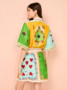 Vista trasera de vestido de lino colorido con patrones de cartas de póker