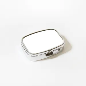 Vue détaillée d'une boîte à pilules portable en métal argenté avec dessus personnalisable