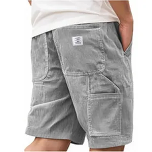 Vista dettagliata dei pantaloncini di velluto a coste grigi da uomo con tasca posteriore