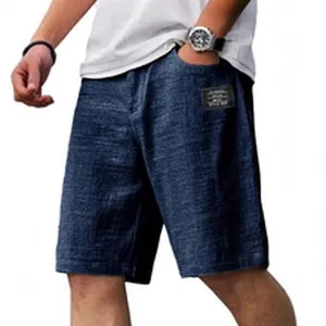 Dettaglio di pantaloncini casual da uomo blu navy in lino traspirante con etichetta sulla tasca