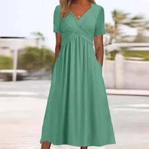 Elegante abito lungo verde salvia a maniche corte con scollo a V, dettaglio nodo e pieghe