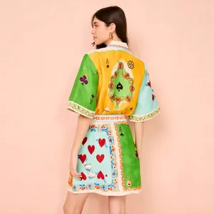 Vestido casual de lino con motivos vibrantes de cartas de póker y diseño patchwork.