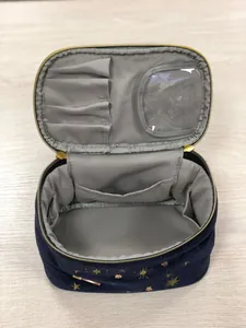 Innenansicht der dunkelblauen Samt-Kosmetiktasche mit Sternstickerei und Pinselfächern