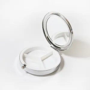 Vue détaillée du pilulier métallique portable avec 3 compartiments et un miroir