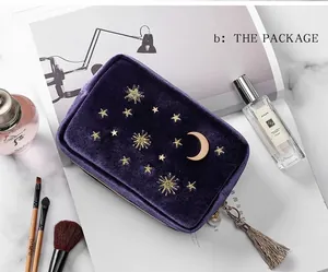 Detailansicht einer lila Samt-Kosmetiktasche mit goldener Stern-Mond-Stickerei und Quaste