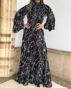 Elegante tuta a gamba larga con stampa astratta di visi bianchi e maniche lunghe a lanterna.