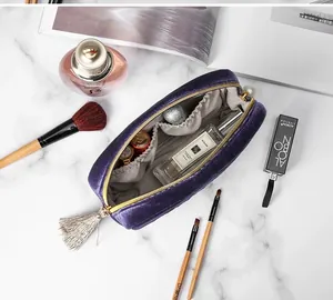 Innendetail einer großen lila Samt-Kosmetiktasche mit Quaste