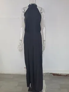 Vista frontale di una elegante tuta intera nera senza maniche con scollo all'americana