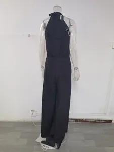 Vista posteriore dettagliata di un'elegante tuta nera senza maniche con scollo all'americana.