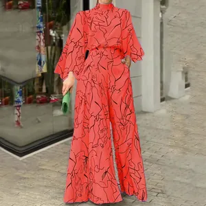 Elegante tuta rossa con stampa astratta, gamba larga e lunghe maniche a campana per l'estate