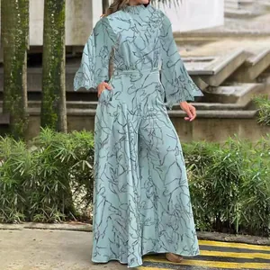 Elegante tuta a gamba larga stampata azzurra con maniche a campana e collo alto estiva