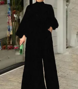 Elegante tuta nera a maniche lunghe con stampa astratta e gambe larghe