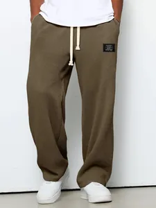 Detailansicht der olivgrünen Waffelstrick-Stoffhose für Herren, locker und gerade geschnitten