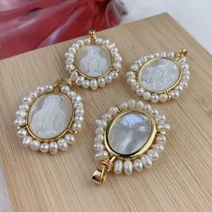 Vue détaillée des pendentifs en perles d'eau douce et nacre sculptée Vierge Marie