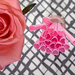 Détail macro de pailles roses en forme de cœur avec un fond de rose très romantique