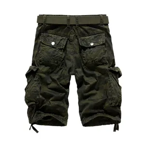 Detaillierte Rückansicht der Camouflage-Cargoshorts mit vielen Taschen und Webgürtel.