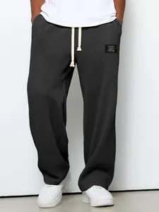 Detailansicht der lockeren Waffelstrick-Jogginghose für Herren mit weitem Beinschnitt.