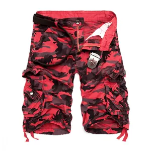 Lässige rote Camouflage Cargo-Shorts für Herren mit vielen Taschen und braunem Gürtel