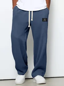 Detailansicht der blauen Waffelstrick-Hose für Herren mit Textur und Kordelzug am Bund.
